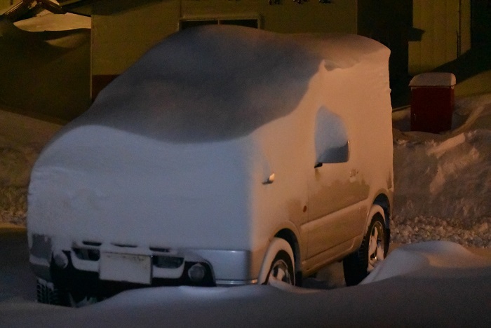 こちらも小さなジムニーですが、強風と猛吹雪により、旧型から新型の角ばったジムニー仕様へと変身の朝でした（２０２３年１月２６日・午前４時２４分）。