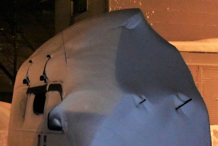 小さなアクティバンも一晩の猛吹雪で、ウルトラマン仕様に猛変身です（２０２３年１月２６日・午前４時２４分）。