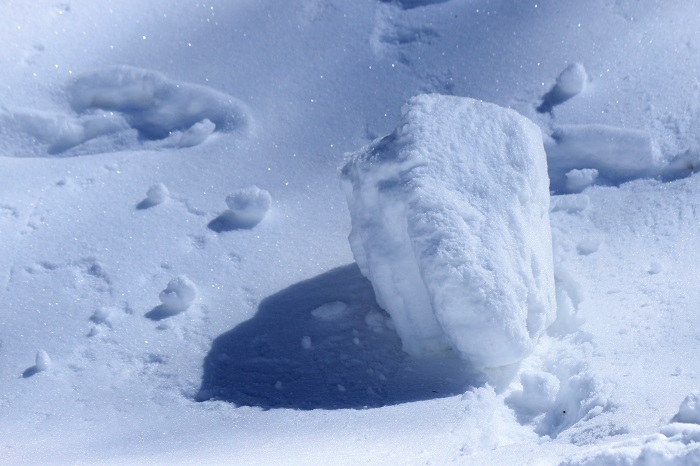 除雪作業中に、檜枝岐川渓谷を転げ落ちて行く雪の中で不思議な形の光景を見つけました。この光景を檜枝岐川渓谷と冬のせせらぎを見つめる、とても美しい女神のモアイ像と名づけました（２０２３年２月６日）。