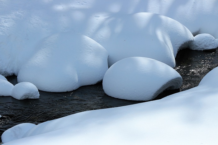 今年の冬は、檜枝岐川渓谷のロールケーキの大きさも本当に小さいものでした（２０２３年１月７日）。