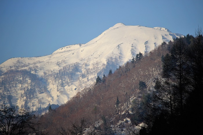 ミニ尾瀬公園より、尾瀬のシンボル・燧ケ岳(標高２３５６ｍ）を望んで（２０２３年４月１日）。