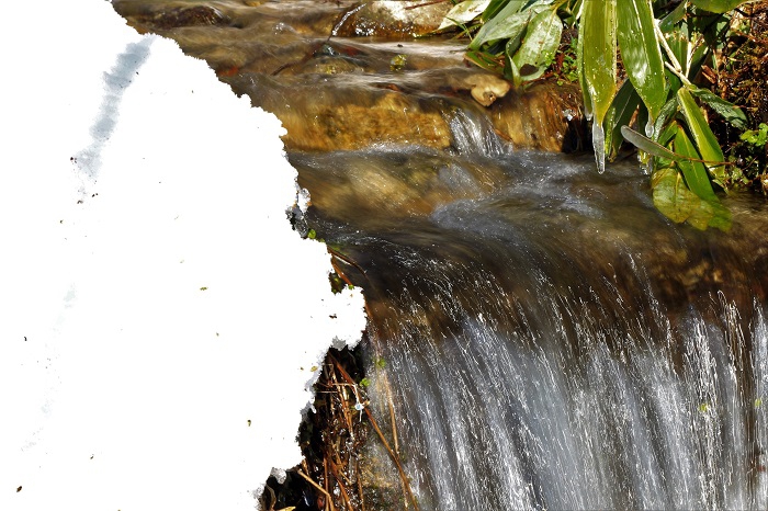 白銀の残雪と、雪解け水の流れの光景です（２０２３年４月１０日）。