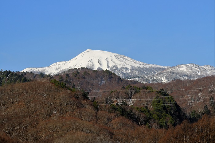 七入より望む、尾瀬のシンボル燧ケ岳（標高２３５６ｍ）の光り輝く残雪の光景です。天候や安全確保を第一に入山の御計画をされ、素晴らしい山ですので、無理のない中で、ぜひ多くの御客様に楽しく登山していただきたく思います（２０２３年４月１８日）。