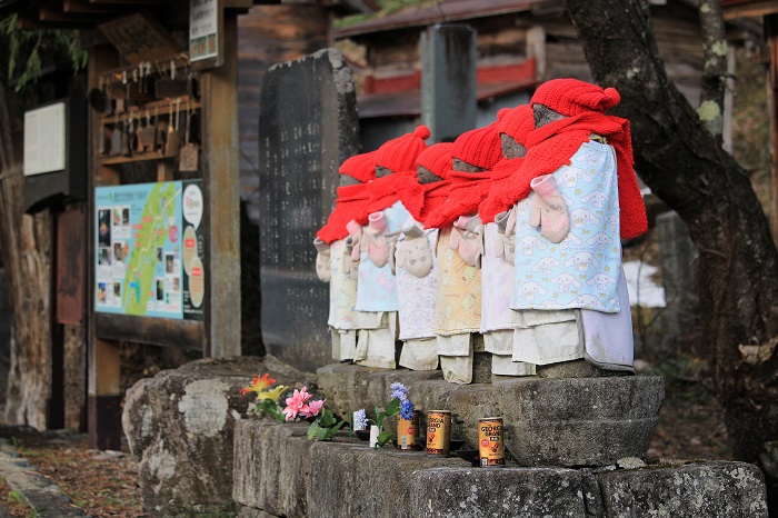 厳しい桧枝岐村の冬の歴史から生まれた六地蔵も長い冬を終え、どこか暖かそうです（２０２３年４月１２日）。