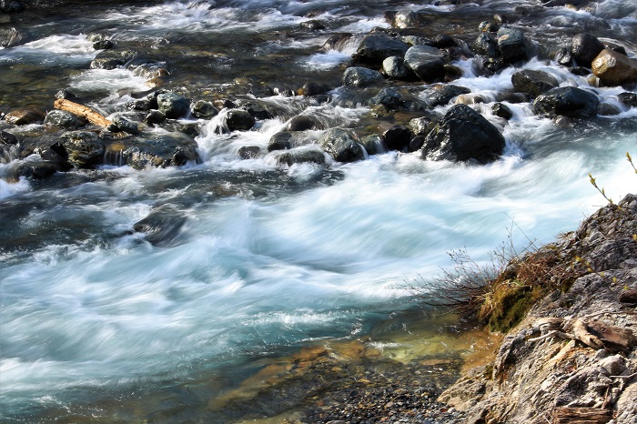 檜枝岐村の水道水のおいしさも格別ですが、雪解けの頃の川の流れの美しさもまたとても綺麗で、春の素晴らしさを感じる光景です（２０２３年４月１８日）。