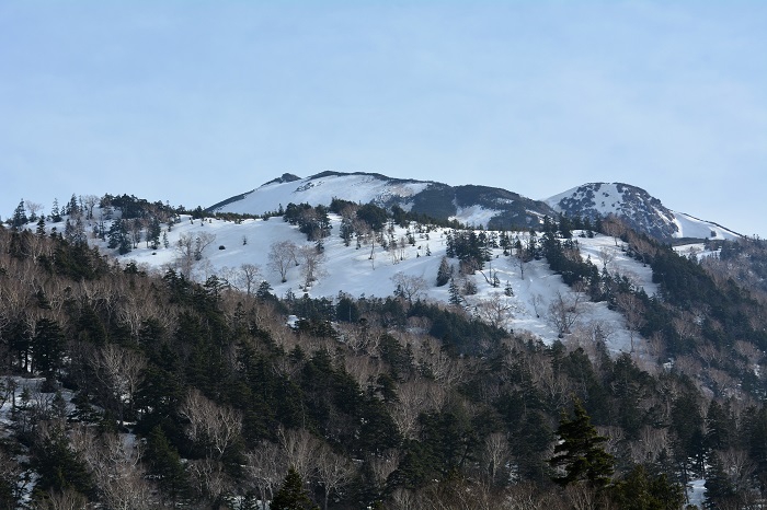 尾瀬御池登山口（標高約１５００ｍ）より残雪残る燧ケ岳（標高２３５６ｍ）を望んで（２０２３年４月２８日１６時５１分）。