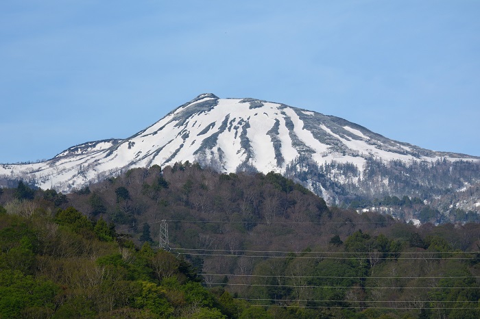 前日からの冷え込みで、霧氷の姿に移り変わった燧ケ岳（標高２３５６ｍ）の春の雄姿です（２０２３年５月９日）。