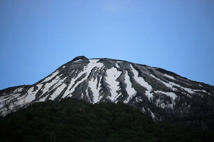 多くの霜が降りた５月末の燧ケ岳（標高２３５６ｍ）の景観です。少しずつ焼きバサミの形が見えてきています（２０２３年５月２５日）。