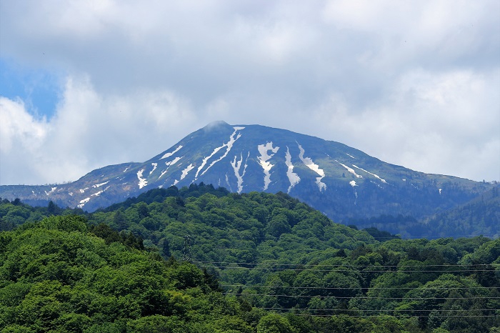 燧ケ岳の名前の由来ともなった残雪の焼きバサミの形が、はっきりと見えるようになってきた、６月初旬の燧ケ岳の姿です。鮮やかな新緑の奥に見る雄大な姿は本当に綺麗な姿でした（２０２３年６月７日）。