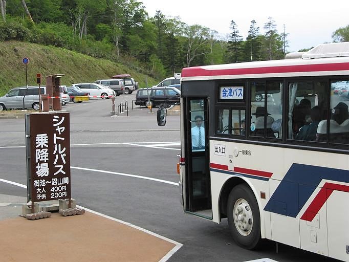 尾瀬御池登山口～尾瀬沼山峠登山口間のシャトルバスの様子です。画像は出発を待つ尾瀬御池登山口での様子です（２００７年６月４日）。