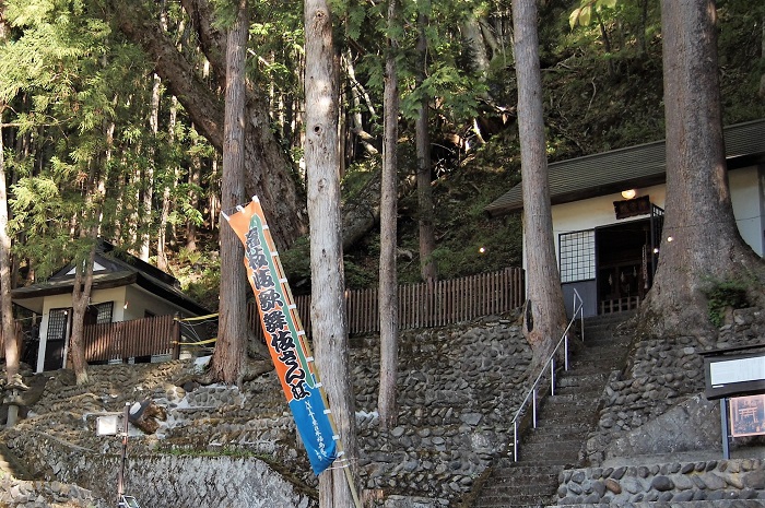 愛宕神祭礼の日の朝６時３０分、参拝して。大変な時代ですが、様々な祈願を祈りました。この神社の入口右側に、檜枝岐村における太平洋戦争の戦没者の慰霊碑が建っております。瑞も翼も樹莉も、いつも先人に手を合わせてくれて本当にありがとう。翼は戦没者の慰霊碑にも手を合わせてくれて、お父さん本当にうれしかった。翼、本当にありがとう。翼は日本の戦時中や戦後のことや昭和の時代のことまでいつも気にしてくれていたね（２０２３年５月１２日）。