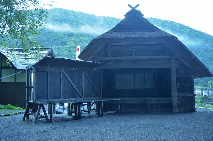 夏の祭礼のこの日の夜、国の重要有形民俗文化財の「檜枝岐の舞台」にて、江渡時代より続いている、伝統の檜枝岐歌舞伎が上演されました（２０２３年８月１８日）。