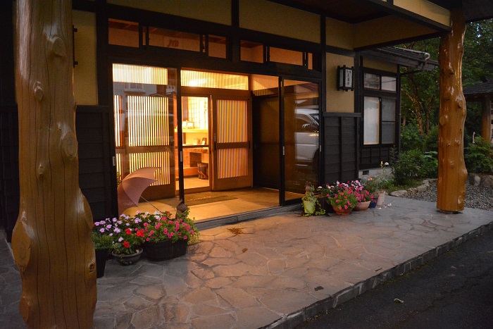 御客様の夕食のあとかたずけを終えた後に雲海に近い東の空を、しばらく見つめるとともに、尾瀬野の玄関を見つめて。一期一会の出会いを、本当にありがとうございます。日々、感謝の気持ちでいっぱいです（２０２３年８月２０日・１９時４５分）。