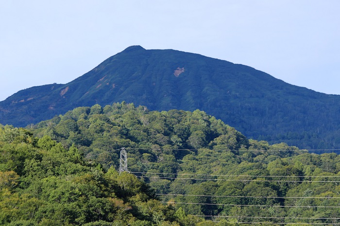 燧ケ岳(標高２３５６ｍ）の山肌が、昔よりも地肌が見える場所が多くなっていることが、最近気になります（２０２３年９月１２日）。