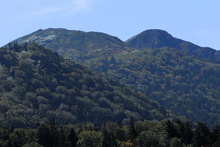 まだまだ夏の光景の色合いを残す、燧ケ岳（標高２３５６ｍ）の姿です（２０２３年１０月３日）。