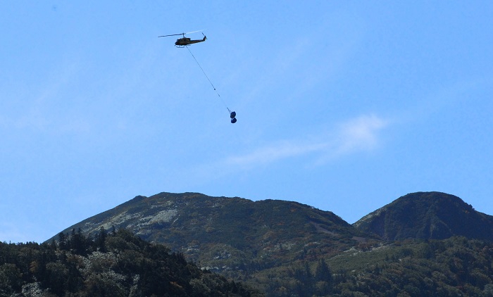 この日は天気も良く、ヘリコプターによる尾瀬沼や尾瀬ヶ原からの荷物の移動が行われておりました（２０２３年１０月３日）。