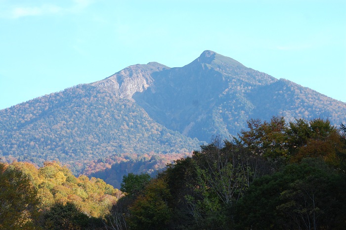 戦後の開拓地で檜枝岐村の多くの人々の歴史を刻んできた小沢平。尾瀬野のエイノおばあさんや、父と母が、大自然とともに生き抜いてきた小沢平開墾地での作業を終えて帰る前に、燧ケ岳を望んで（２０２３年１０月１８日）。