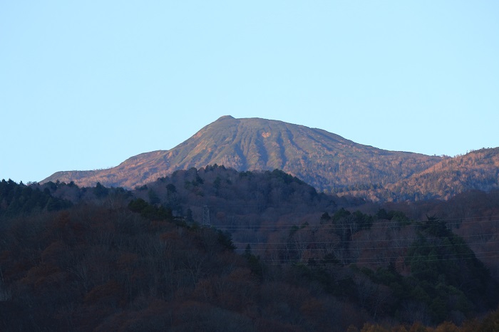 尾瀬ブナ平や、尾瀬ブナ坂も落葉し、晩秋から初冬の季節へ向かう尾瀬国立公園のシンボル・燧ケ岳（標高２３５６ｍ）の姿を望んで（２０２３年１１月３日）。