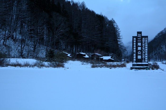 白黒写真にも似た雪景色の中、板倉造りの古民家群の雰囲気は最奥の山村・檜枝岐村の歴史を垣間見るような光景です（２０２３年１２月１日）。