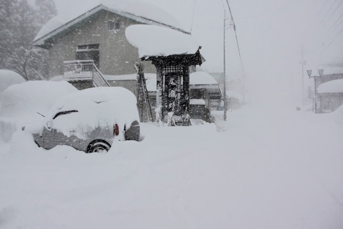 朝の除雪作業が終わってから、檜枝岐村村内を見つめて。いったいどのくらいまで降り積もるのか。異様に積もってゆく積雪量に檜枝岐村の本当の冬の厳しさというものを、ふと思い出した朝でした（１月２５日８時１５分）。