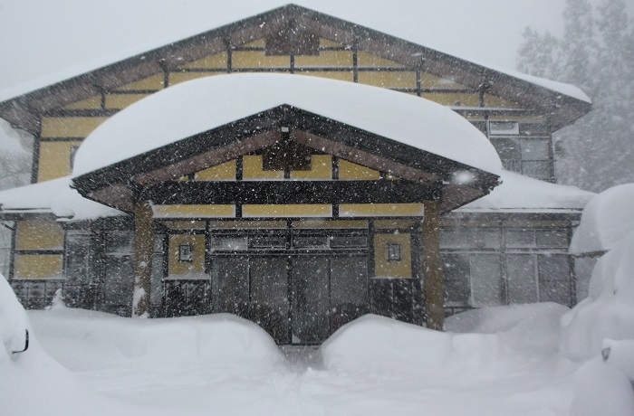 小雪の冬に一安心していた１月２３日から１月２４日。ところが次の日から「２４時間積雪量日本一」という特別豪雪地帯の檜枝岐村ならではの本当の冬の姿に大変身です（１月２５日・８時１６分）。