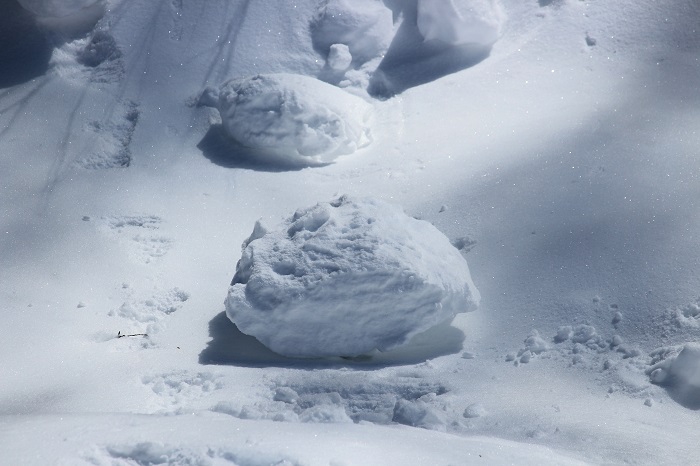 渓谷側の除雪作業で見た、雪景色。厳冬の桧枝岐川渓谷に横たわる、「鉄腕アトムのモアイ像」と名付けました（２０２４年１月３０日）。