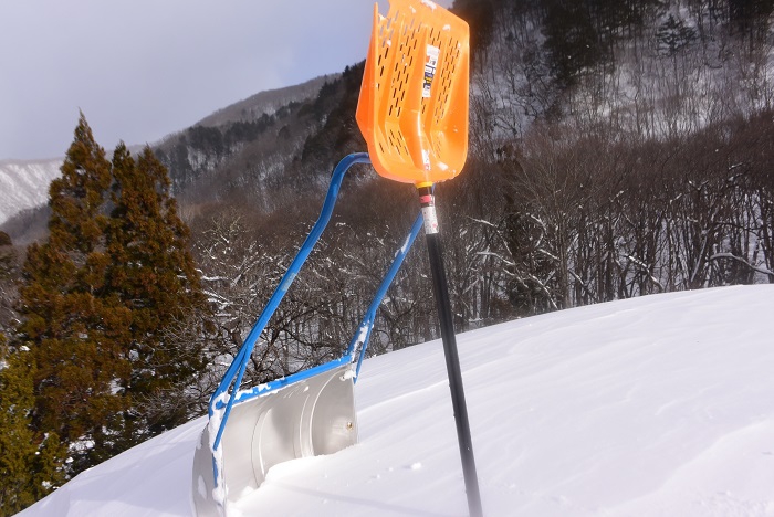 雪下ろし作業開始前に、屋根の雪と山々を望みながら（２０２４年１月２６日）。