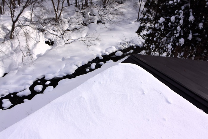 常に危険と隣り合わせの、雪国の雪下ろし作業です。冬の自然の光景が、その疲れも過酷さもすべて消し去ってくれています（２０２４年１月２６日）。