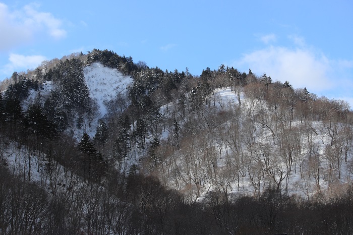 こちらは、羽毛山山頂へとつながる屏風岩から望む尾根の光景です（２０２４年３月７日）。