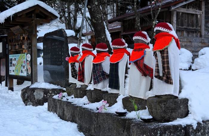 暖冬と融雪の２月を終えて、これから予想外の寒波と降雪に見舞われる前の六地蔵の光景です（２０２４年３月７日）。