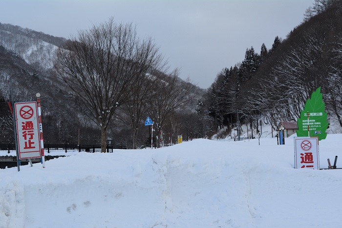 どこもかしこも冬季通行止めとなる最奥の深山の秘境・日本一人口密度の低い、檜枝岐村です。遠い遠い春の日を待ち望んで（２０２４年３月７日）。