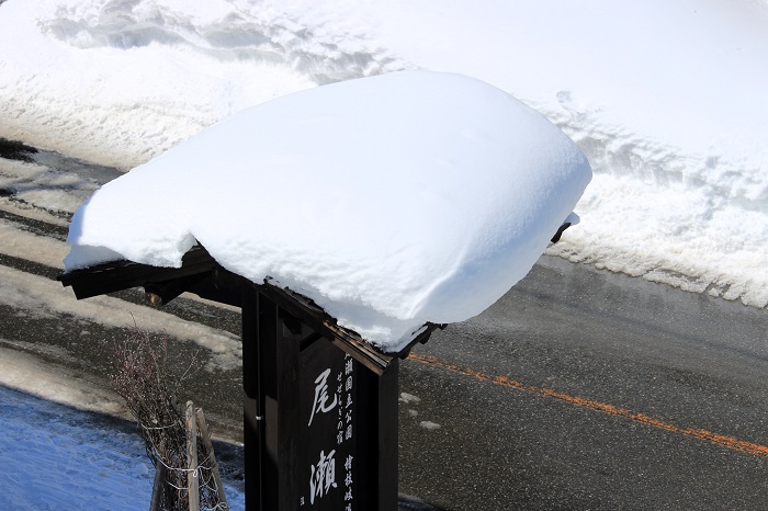 ３月１１日の黙とうの前に雪下ろし作業を終えて（２０２４年３月１１日）。