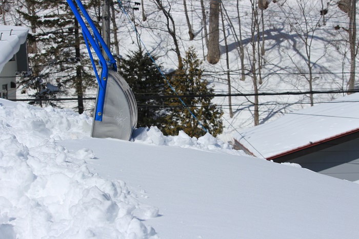 もう今年最後の雪下ろし作業となることを願って。例年よりは楽な雪下ろし作業でした（２０２４年３月１１日）。