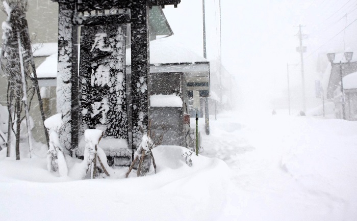 強烈な北風の風雪が吹き続く中、早朝からの除雪作業を終了し檜枝岐村村内を望んで（２０２４年１月２５日・午前８時１５分）。
