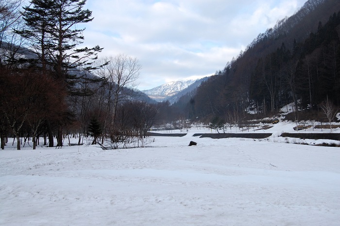 残雪多く残る桧枝岐村・ミニ尾瀬公園より、南西の方角に燧ケ岳（標高２３５６ｍ）を望んで（２０２４年４月６日）。