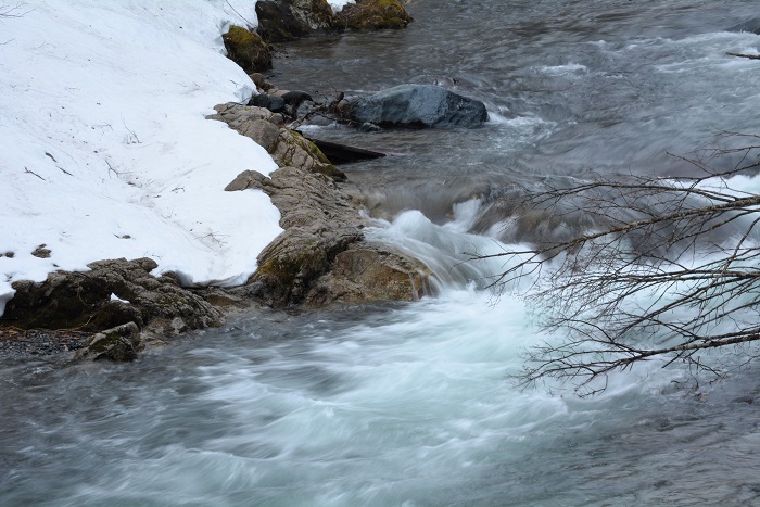 厳しく長い冬の終りが近づく日々、雪解け水流れる清流の姿を望んで（２０２４年４月６日）。