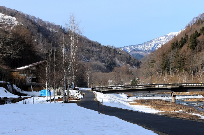 雪解け進む春のミニ尾瀬公園より燧ケ岳方面を望んで（２０２４年４月１１日）。
