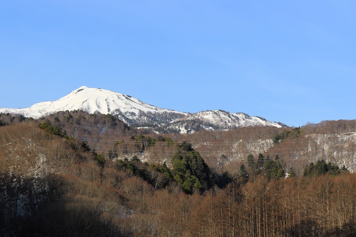 今年も尾瀬国立公園の大自然の季節がもうすぐやってきます。七入より燧ケ岳(標高２３５６ｍ）と尾瀬ブナ平方面を望んで（２０２４年４月１１日）。