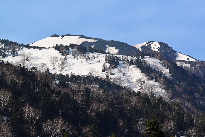まだまだ雪いっぱいの尾瀬御池登山口より、多くの残雪残る春の燧ケ岳（標高２３５６ｍ）の姿を望んで（２０２５年５月１５日）。