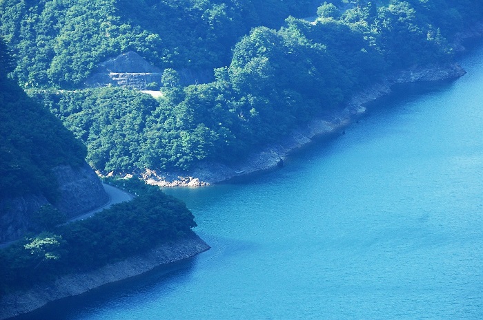 秘境の大自然の湖面は時にエメラルドブルーに染まり、まさに神秘的な景観広がる奥只見湖です（２０１８年７月１９日）。
