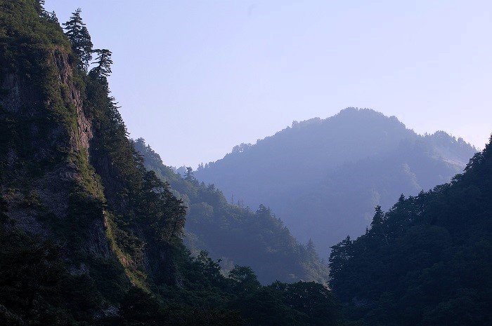中ノ岐川渓谷のとてつもなく奥深い神秘的な光景ですが、このような奥深い沢や渓谷の景観が延々と続きます.。日本１００名山・平ヶ岳（標高２１４１ｍ）は、この奥に大きな山容が連なります（２０１８年７月１９日）。

