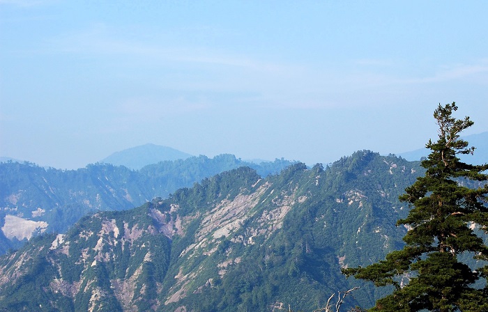 「白石沢スラブ」がとても有名ですが、かつて銀が採掘されてきた山々の光景は激しく切り立ち、壮大な独特の美しい山々の山容です（２０１８年７月１９日）。