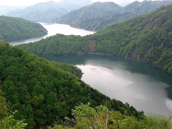 雄大な大自然の景観を望む田子倉湖と、新潟県から福島県の県境の奥深い自然の美しさも素晴らしい峠です（２００７年５月１９日の画像です）。