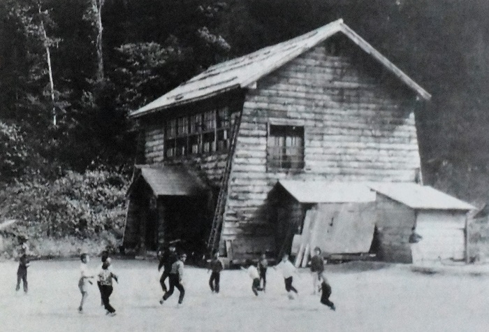 「檜枝岐村立檜枝岐小学校大杉分校」。昭和２７年に建築され、小沢平から檜枝岐村本村への移住に伴い廃止されました。廃校の後も建物は残り、檜枝岐小中学校の夏の林間学校などで利用されました。この校庭での鬼ごっこや、かくれんぼや、ソフトボールなどの遊びは、本当に楽しかったです。