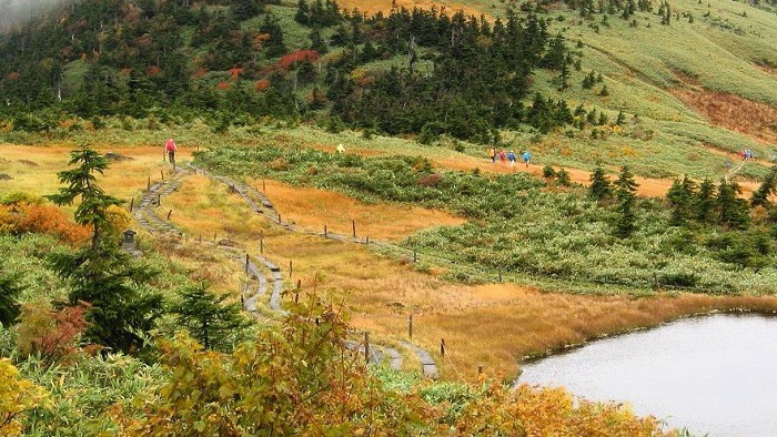 別世界の紅葉の景観に包まれる、秋の会津駒ケ岳（標高２１３２．４ｍ）（２００７年１０月１２日）。