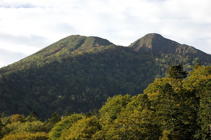 ダケカンバの紅葉の色合いが目につき始めた、10月初旬の燧ケ岳の光景です(2025年10月8日)。