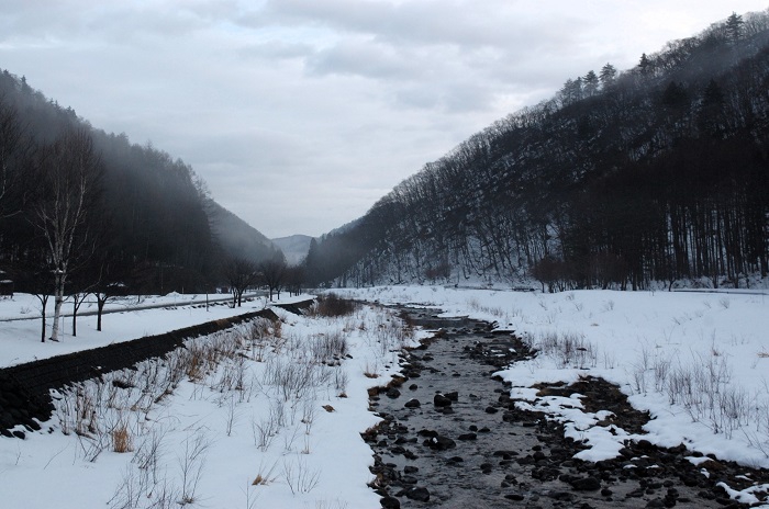 ミニ尾瀬公園より、檜枝岐村村内の方角を望んで（２０２５年１２月２５日）。