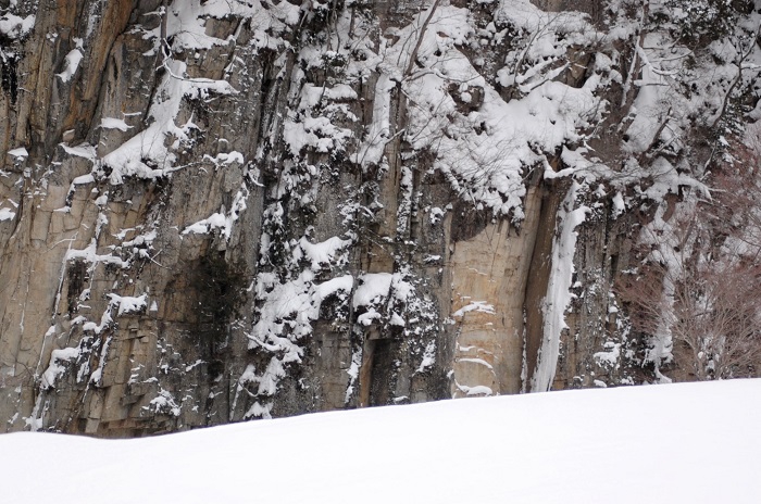 小豆温泉を中心とした、特別豪雪地点でもある中一里(約４㎞）の屏風岩の朝の雪景色です。中一里では数々の豪雪の物語があります。この屛風岩は四季折々に本当に美しい自然の風景が見られます（２０２６年１月７日）。

