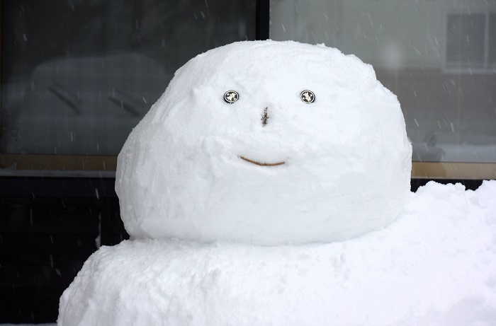 尾瀬野玄関横の雪ダルマを見つめて(2026年1月14日)。