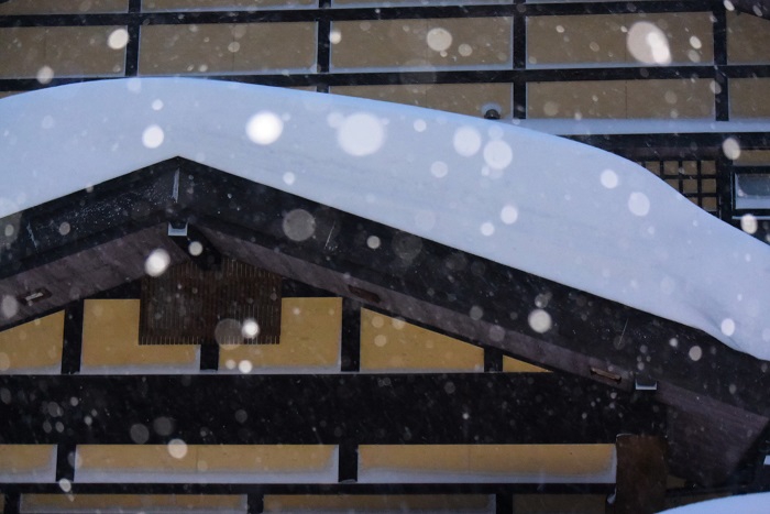 今年の冬は比較的穏やかで、尾瀬野の玄関の雪の量も、少なめでした(2026年1月26日)。